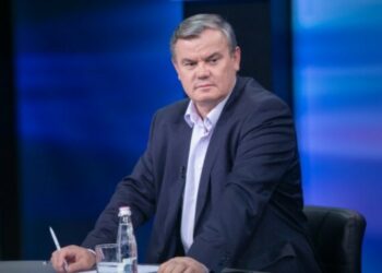 Beteja Basha-Berisha përfundon me dajak tek oborri i PD