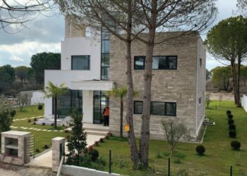 Shkëlqimi dhe rënia e fshatrave turistike