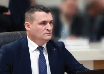 ALTIN DUMANI, frika e të mbeturit vetëm
