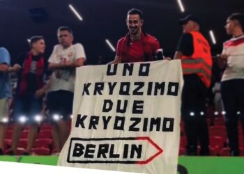 “Uno kryqzimo”, kush është lushnjari që bëri  “Gol” me banderolën