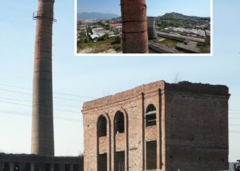 Kombinati që “veshi” shqiptarët e zhveshur nga skamja