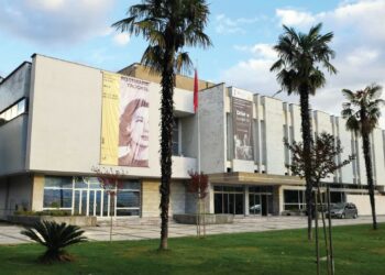 MIZAT PO HANË PIKTURAT E GALERISE