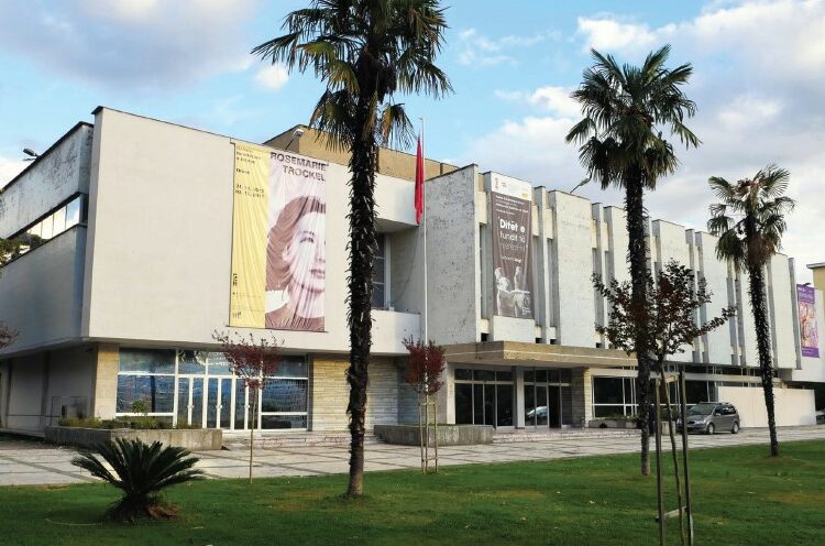 MIZAT PO HANË PIKTURAT E GALERISE