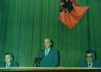 TRE DITËT E PARA MES DEMOKRACISË DHE TMERRIT