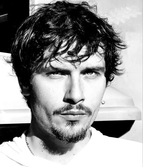 Aktori Igli Zarka: Suksesi nuk buron nga makinat e shtrenjta apo rrobat e Luksit!